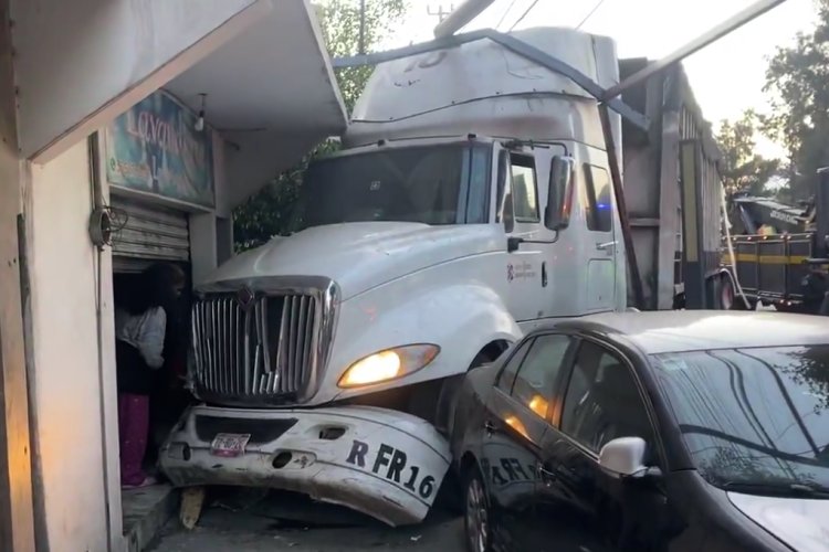 Camión de basura choca contra una casa y atropella a dos abuelitos en Iztapalapa