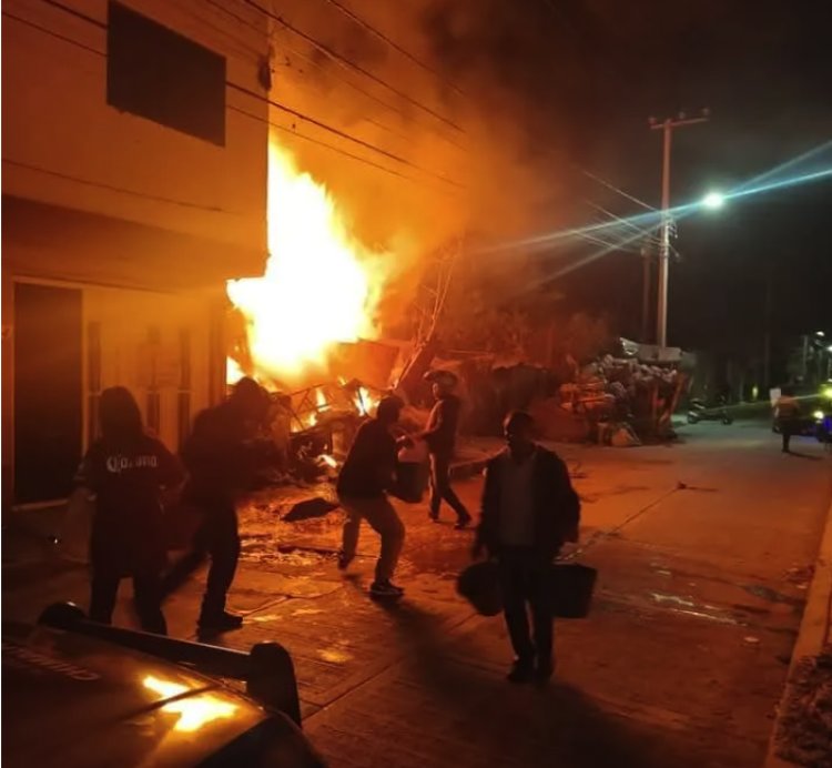 Incendio en Chimalhuacán consume vivienda donde acumulaban plásticos
