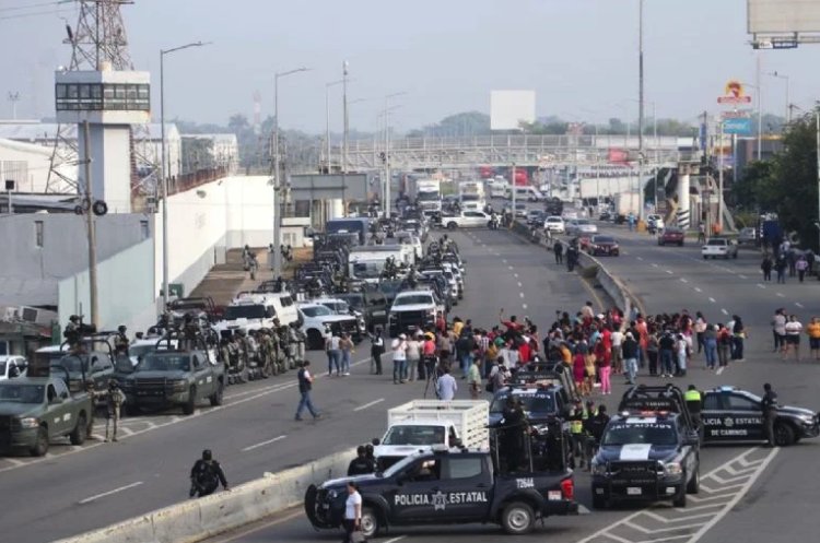 Reportan motín en penal de Villahermosa, Tabasco; también bloqueos y quema de vehículos en otros puntos