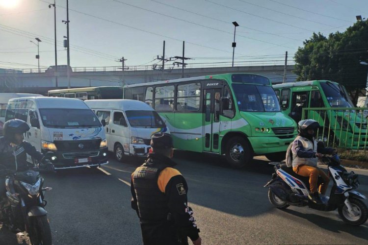 Transportistas cancelan bloqueos, pero realizan movilizaciones rumbo al Zócalo capitalino