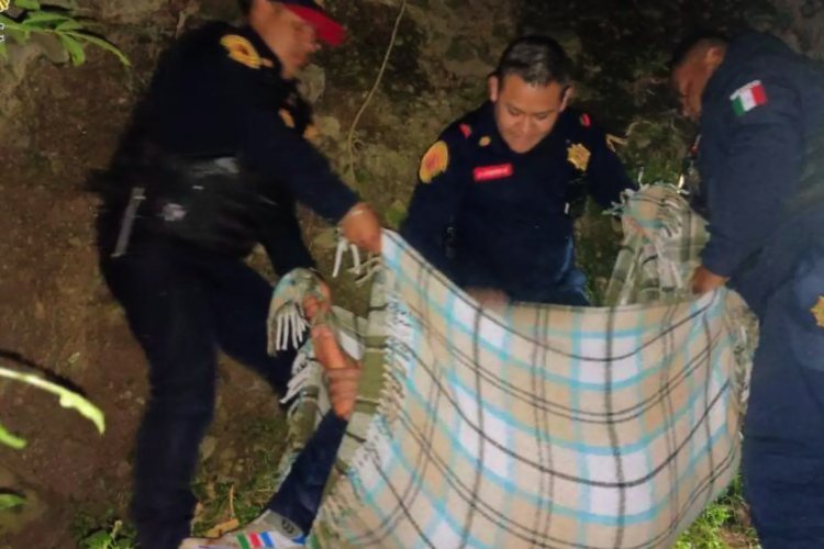 Rescatan a hombre que cayó a un barranco en la alcaldía Álvaro Obregón