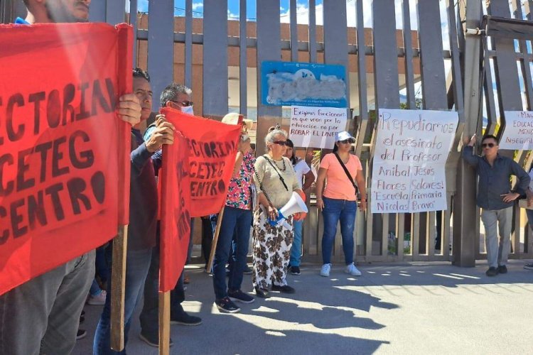 Protestan por asesinato de maestro en el Palacio de Gobierno de Guerrero