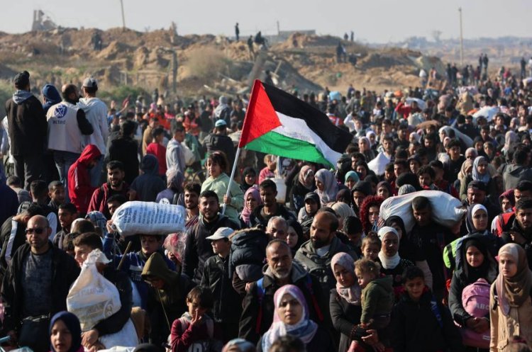 Al menos 300 mil palestinos regresan al norte de la Franja de Gaza