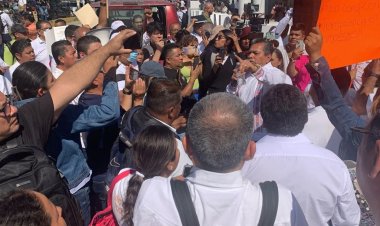 Maestros del CETEG irrumpen en foro educativo en Chilpancingo, Guerrero