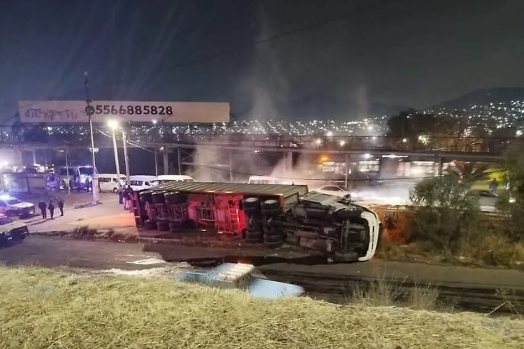Vuelca tráiler que transportaba trigo sobre la Vía López Portillo en Cuautitlán Izcalli