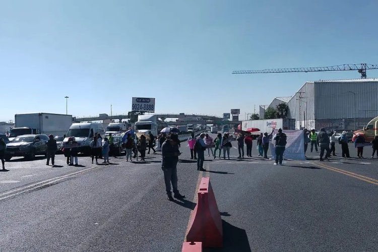 Habitantes de Tultitlán bloquean la México-Querétaro; continúan inconformes por nombrar su colonia Cuarta Transformación