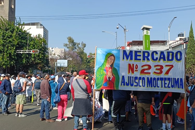 Locatarios de mercados bloquean vialidades en la CDMX; piden regularización de documentos