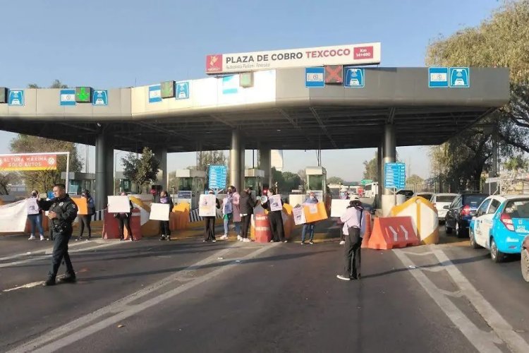 Familiares de víctima de feminicidio en Texcoco bloquean caseta de cobro; piden avance en investigación