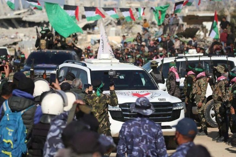 Liberarán a más de 300 palestinos tras nuevo intercambio de rehenes