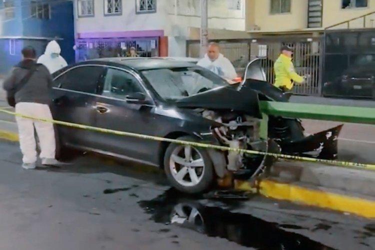 Muere conductora al chocar contra puente vehicular en la calzada Ignacio Zaragoza