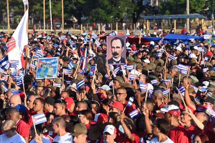 Miles de cubanos protestan contra traslado de migrantes de EEUU a Guantánamo