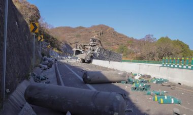 Cierran autopista La Pera-Cuautla por volcadura de tráiler que llevaba tanques de gas