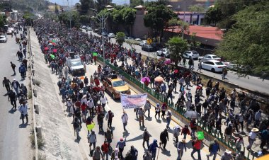 Miles de personas marchan en Chilpancingo; exigen obras y servicios para 13 municipios