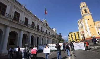 Trabajadores del Cobaev, cierran centro de Xalapa, exigen homologación de 220 profesores