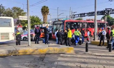 Madre e hijo son atropellados por Metrobús; la mujer cruzó sin ver el semáforo