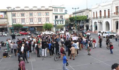 Actores xalapeños marchan contra la fusión de las secretarías de Turismo y Cultura
