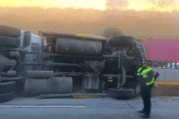 Volcadura de en la autopista México-Puebla a la altura de Ixtapaluca provoca caos vial