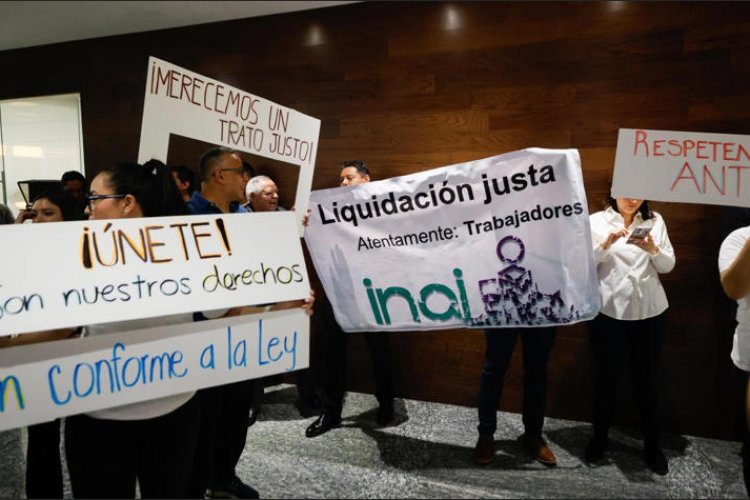 Protestan trabajadores del INAI pidiendo liquidación justa ante extinción