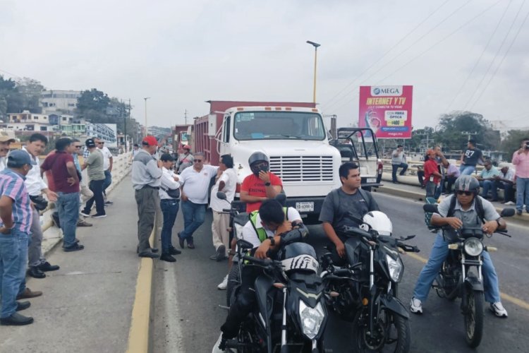 Taxistas de Tuxpan exigen cese al hostigamiento por parte de la delegación de transporte público