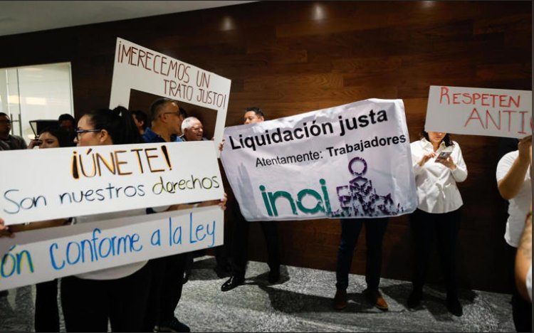 Protestan trabajadores del INAI pidiendo liquidación justa ante extinción