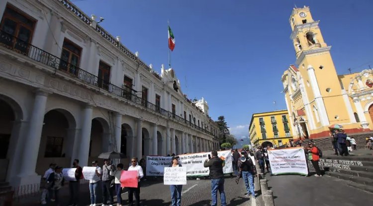 Trabajadores del Cobaev, cierran centro de Xalapa, exigen homologación de 220 profesores
