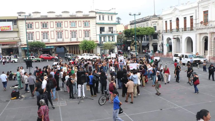 Actores xalapeños marchan contra la fusión de las secretarías de Turismo y Cultura