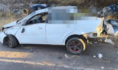 Volcadura de auto en la carretera Toluca-Zitácuaro deja herido de gravedad