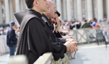 Galería: Devotos lamentan muerte del Papa Francisco en diferentes partes del mundo