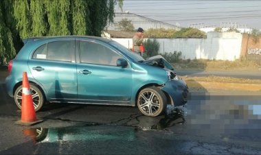 Trabajador es prensado por automóvil mientras reencarpetaba en la carretera Toluca-Tenango del Valle