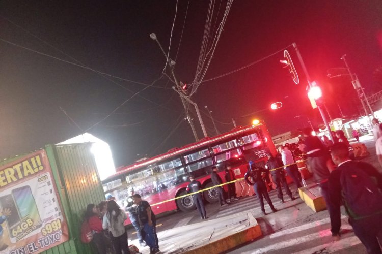 Hombre muere prensado por dos unidades del Metrobús en paradero de Pantitlán