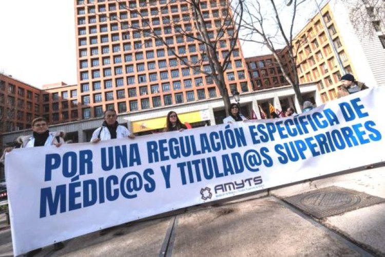 Miles de médicos protestan en Madrid, España contra reforma laboral