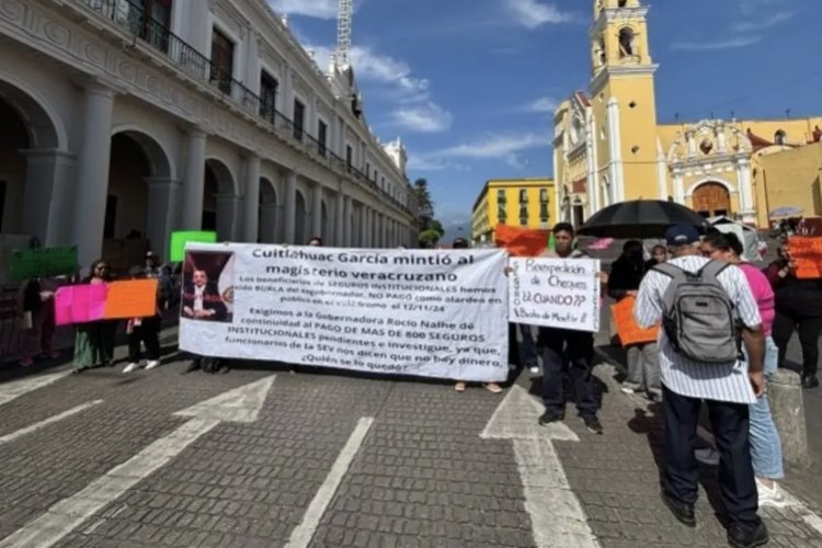 Familiares de maestros fallecidos de Veracruz exigen el pago de seguros