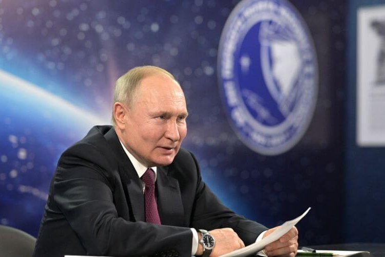 Putin revela que Rusia planea estudiar el espacio profundo, la Luna y Marte