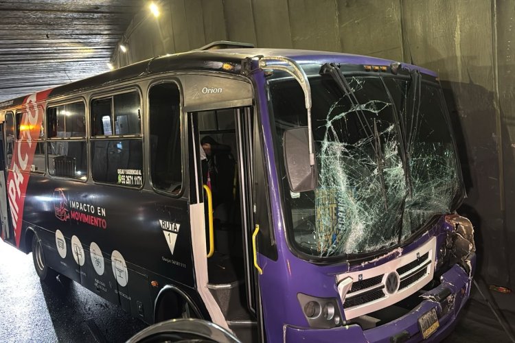 Pavimento mojado ocasiona  choque múltiple en Eje Central de la CDMX
