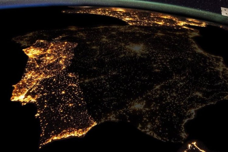Investigan falla por apagón masivo en España y otros países de Europa