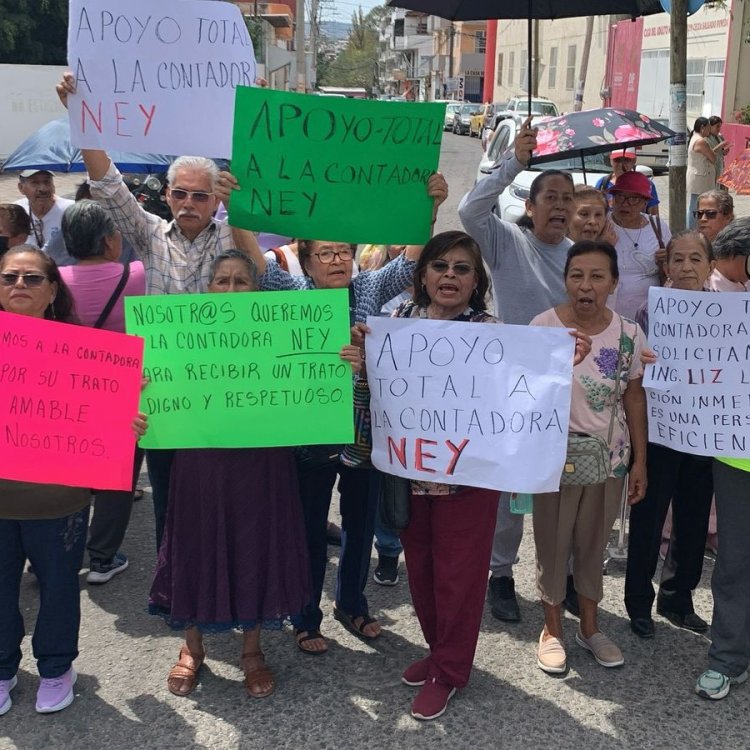 Con protesta adultos mayores de Chilpancingo exigen reinstalación de contadora