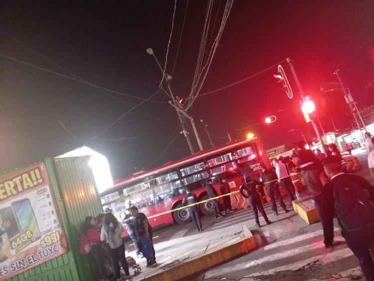 Hombre muere prensado por dos unidades del Metrobús en paradero de Pantitlán