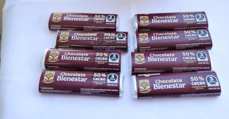 A pesar de prohibición de comida chatarra en escuelas, gobierno promueve “Chocolate del Bienestar”