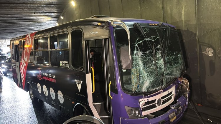 Pavimento mojado ocasiona choque múltiple en Eje Central de la CDMX