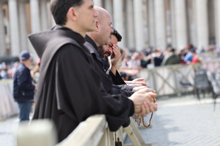 Galería: Devotos lamentan muerte del Papa Francisco en diferentes partes del mundo