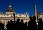 Colocan chimenea en la Capilla Sixtina que anunciará al nuevo Papa