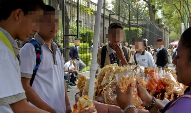 Prohibición de alimentos chatarras en escuelas incrementó venta fuera de planteles: ANPEC
