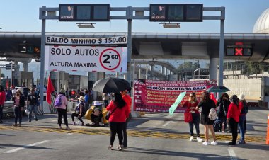 Docentes de la CNTE toman casetas de cobro en varios accesos del Edomex