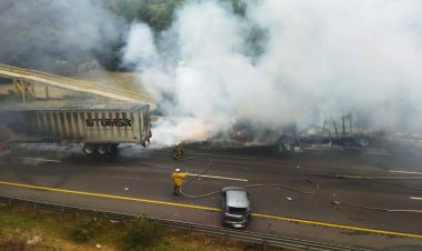 Choque de tráilers en la México-Toluca provoca incendio y caos vial