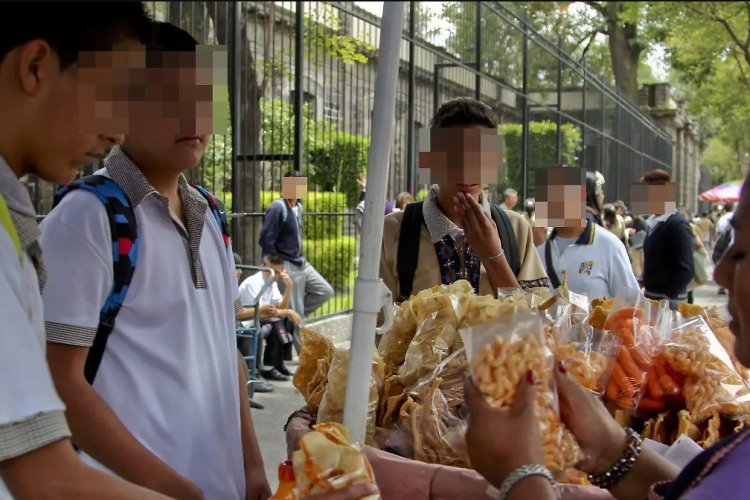 Prohibición de alimentos chatarras en escuelas incrementó venta fuera de planteles: ANPEC
