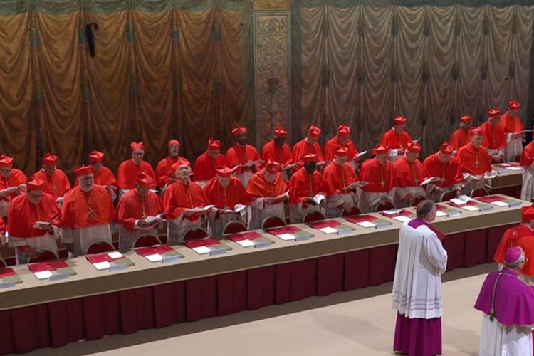 Comienza cónclave en El Vaticano para elegir al nuevo Papa