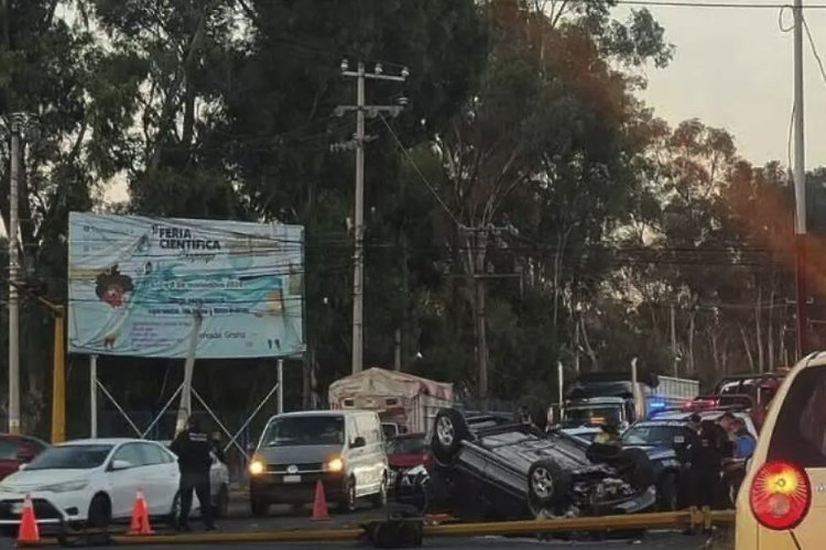 Camioneta vuelca en la México-Texcoco y deja una persona lesionada