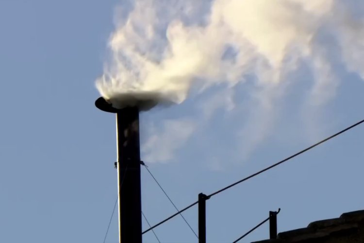 Humo blanco en la Capilla Sixtina anuncia elección de nuevo Papa