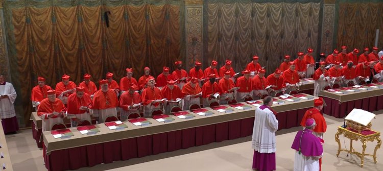 Comienza cónclave en El Vaticano para elegir al nuevo Papa