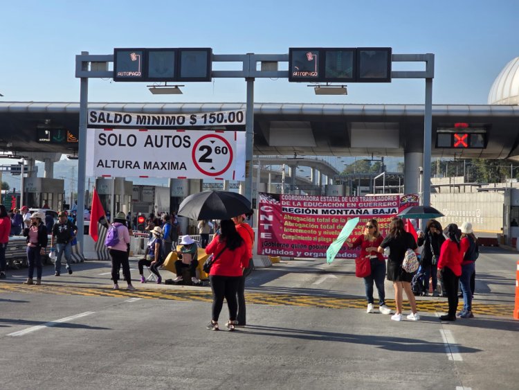 Docentes de la CNTE toman casetas de cobro en varios accesos del Edomex